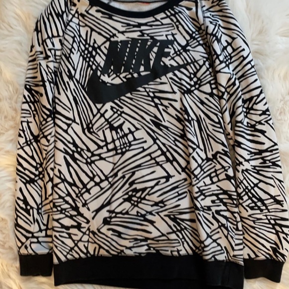 NIKE BLACK AND WHITE SWEATSHIRT - Picture 1 of 3